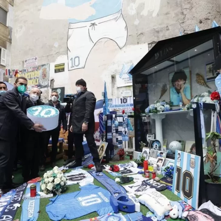 Sentido homenaje a Diego Maradona en Napoli con gran presencia de argentinos