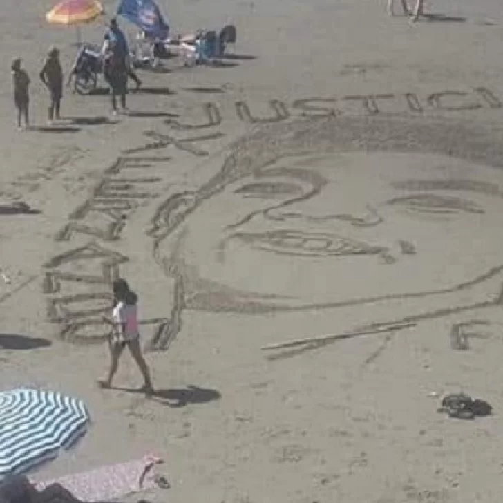 Increíble homenaje a Fernando Báez Sosa en una playa de Las Grutas
