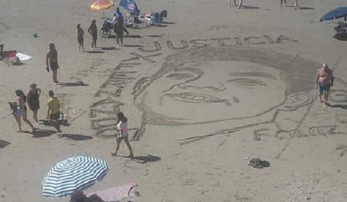 Increíble homenaje a Fernando Báez Sosa en una playa de Las Grutas