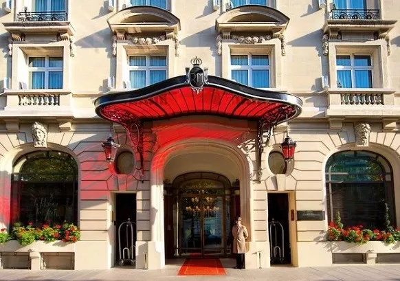 Cómo es el hotel de París donde vivirá Lionel Messi mientras acuerda con el París Saint Germain