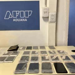 “Hombre celular”: quiso contrabandear 26 iPhones y fue descubierto por la Aduana