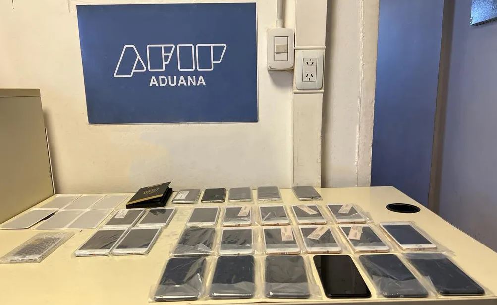 “Hombre celular”: quiso contrabandear 26 iPhones y fue descubierto por la Aduana