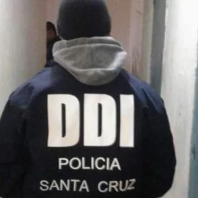 Falsos policías simularon un allanamiento y desvalijaron a una familia en Santa Cruz