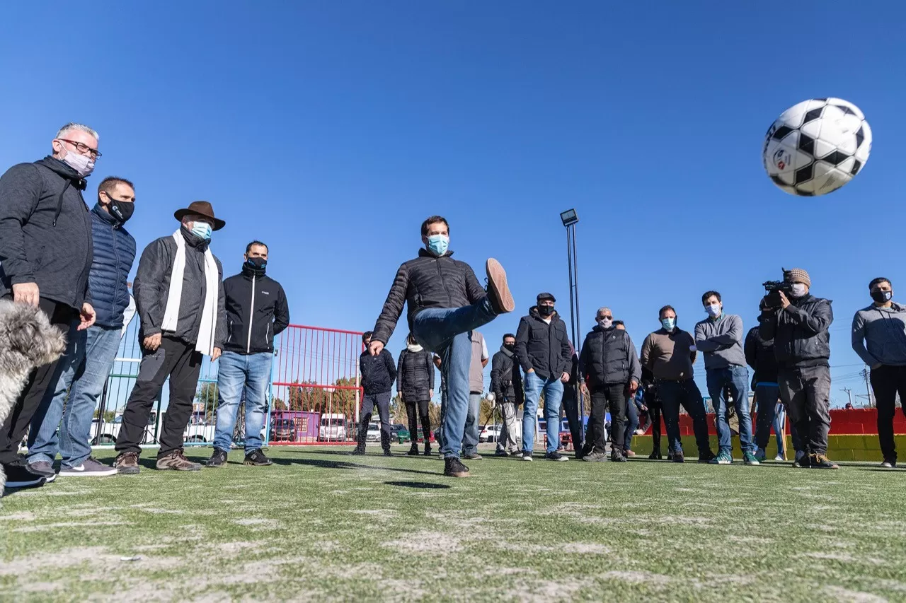 Juan Pablo Luque inauguró playón deportivo y anunció inversión de 50 millones de Nación: “Somos un municipio que apuesta y pone en valor a Caleta Córdova” Juan Pablo Luque inauguró playón deportivo y anunció inversión de 50 millones de Nación: “Somos un municipio que apuesta y pone en valor a Caleta Córdova”