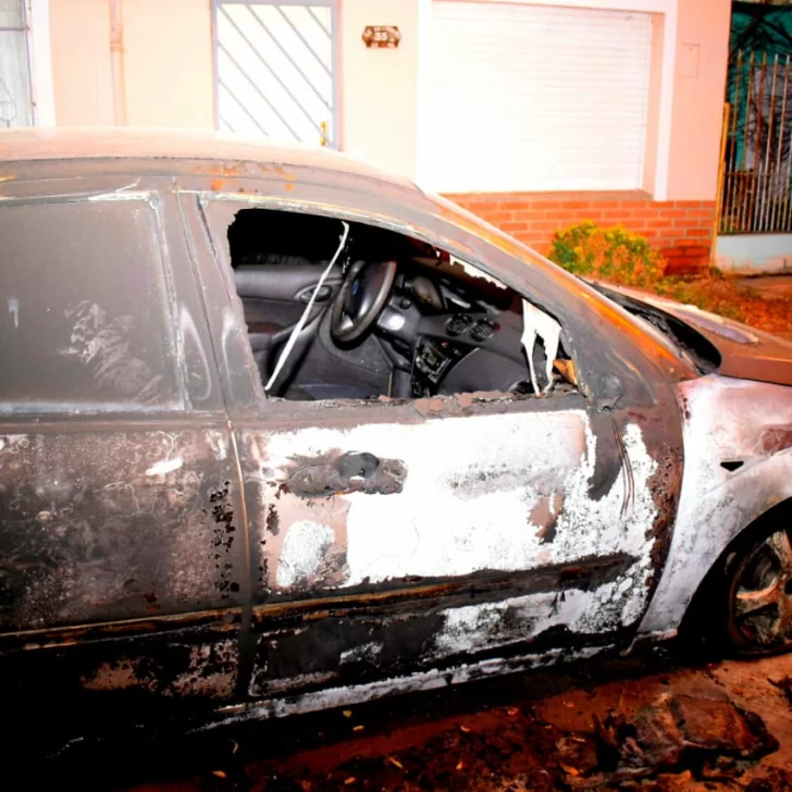 Incendiaron un auto en Caleta Olivia e investigan si fue intencional