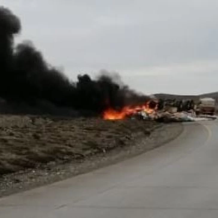 Un camión argentino volcó y se incendió en la ruta cerca de Monte Aymond: el conductor fue trasladado de emergencia en helicóptero