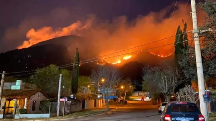 26 evacuados y 4 bomberos heridos por un incendio forestal en Villa Carlos Paz