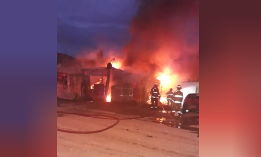 Vecinos incendiaron la casa de presunto violador en Comodoro y pidieron a Bomberos que no apaguen el fuego