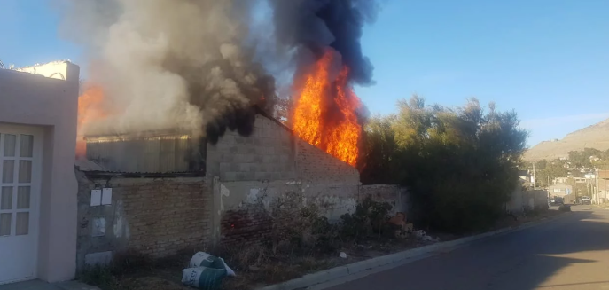 Voraz incendio consumió un ‘aguantadero’ en Kilómetro 3