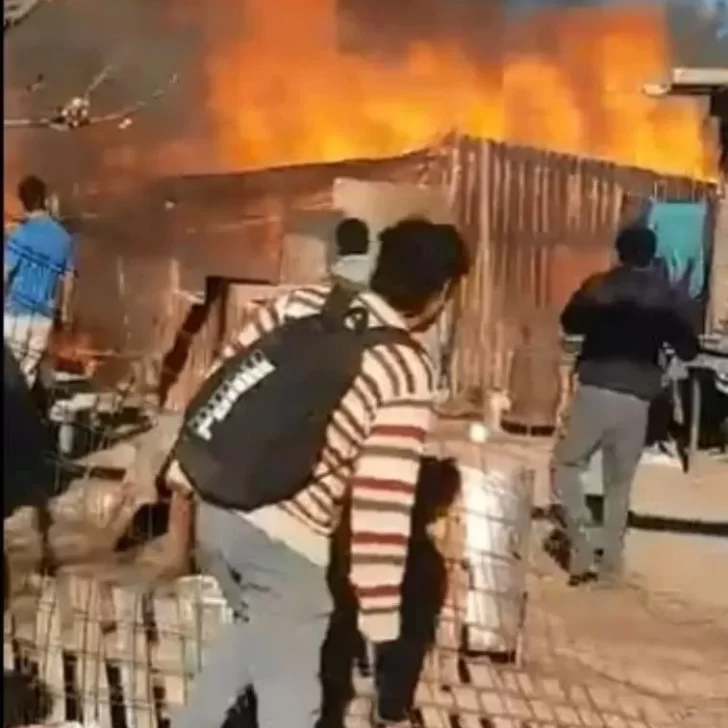 Video. Incendio en Centenario: un joven con discapacidad murió en su casilla Video. Incendio en Centenario: un joven con discapacidad murió en su casilla