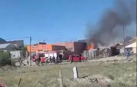 Incendio en una casa del barrio San Benito minutos antes del partido de Argentina: mirá el video