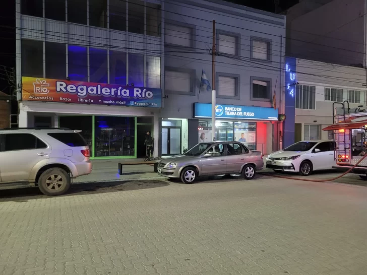 incendio-en-el-centro-de-rio-gallegos-d2309jd2d-728x546
