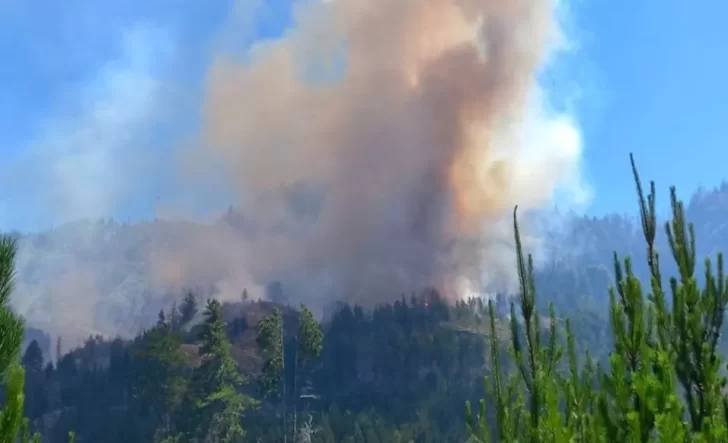 Alerta en Lago Puelo y El Hoyo por un principio de incendio en el cerro Currumahuida
