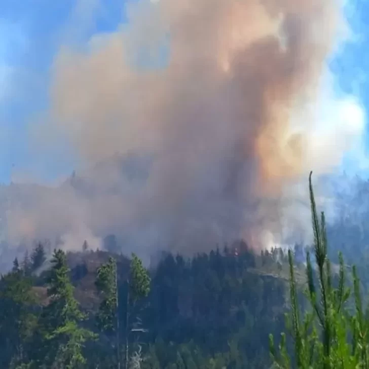 Alerta en Lago Puelo y El Hoyo por un principio de incendio en el cerro Currumahuida