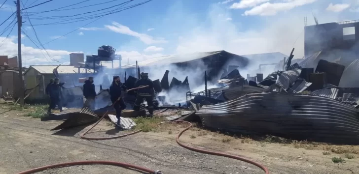 Bomberos y Protección Civil trabajan para sofocar el incendio en el Madres a la Lucha