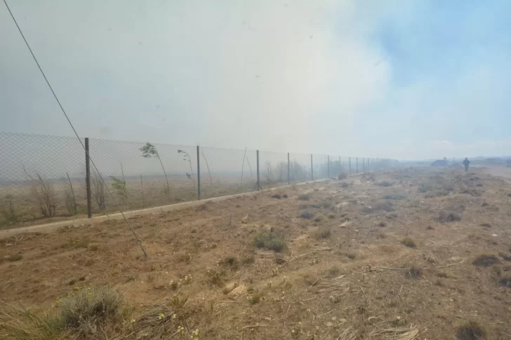 Se desató un impresionante incendio de pastizales en la zona del Aeropuerto de Río Gallegos