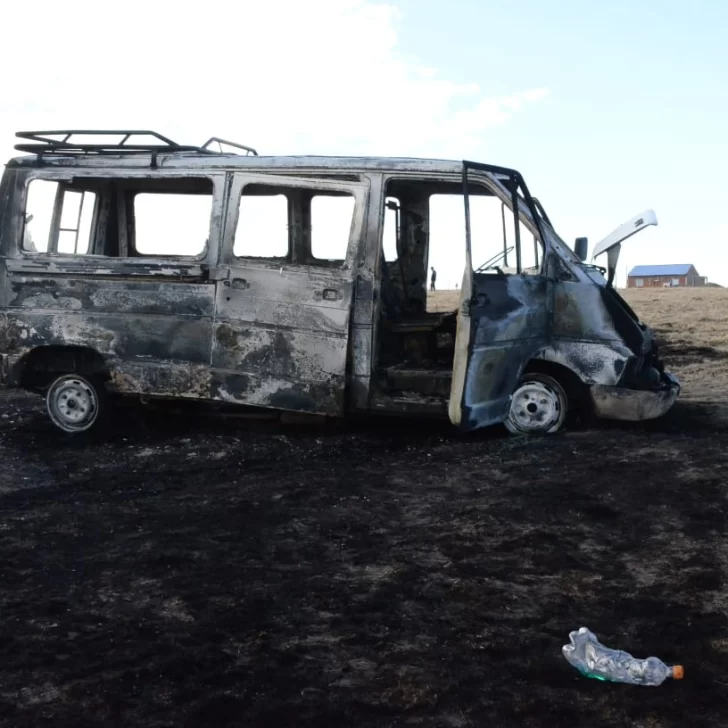 Una trafic quedó consumida por el fuego sobre la ruta e investigan el hecho