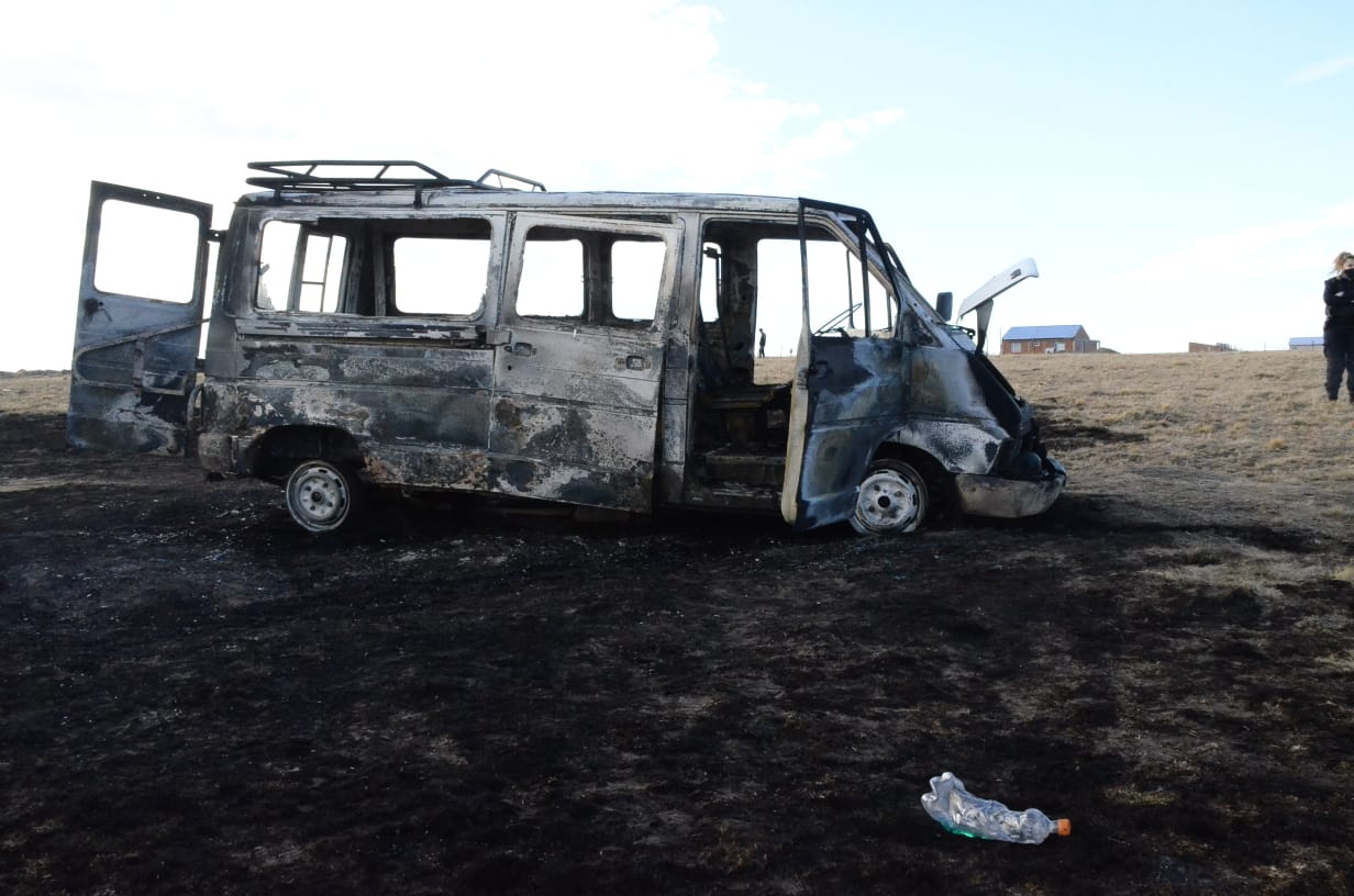 Una trafic quedó consumida por el fuego sobre la ruta e investigan el hecho