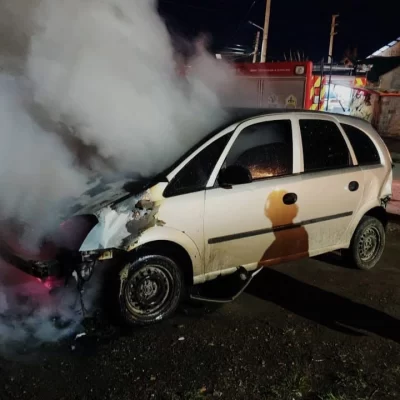 Voraz incendio de un vehículo en el Barrio Belgrano