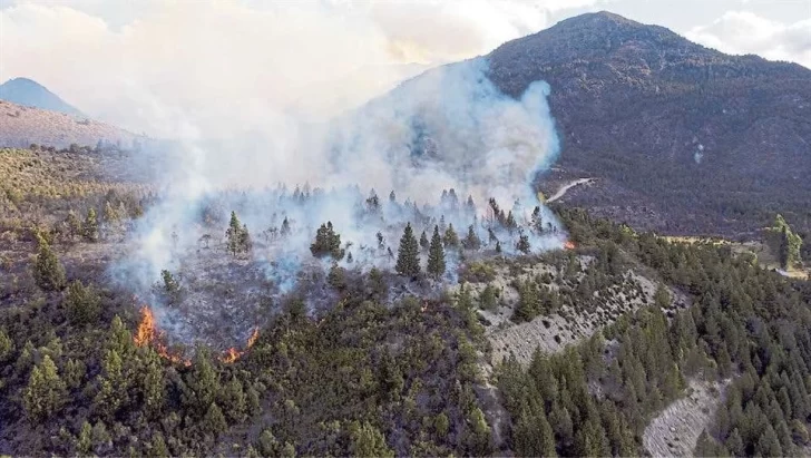 El incendio forestal en El Bolsón ya arrasó más de 10 mil hectáreas