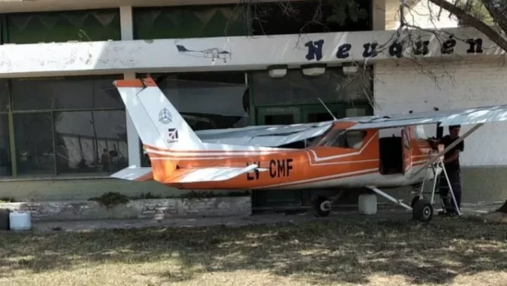 Un piloto perdió el control de su aeronave y chocó un edificio del Aeropuerto