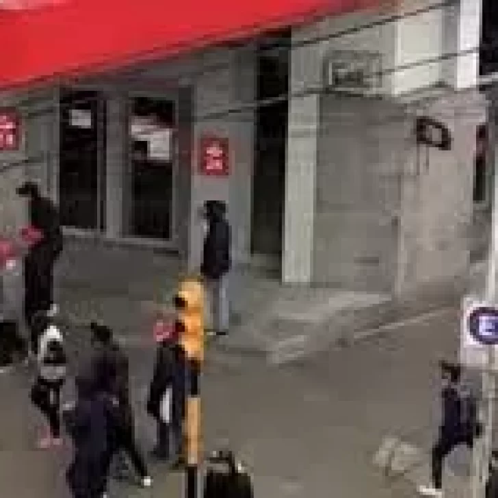 Videos. A tres días de la vuelta del público, hubo tiros, corridas y destrozos entre los hinchas de Independiente Videos. A tres días de la vuelta del público, hubo tiros, corridas y destrozos entre los hinchas de Independiente