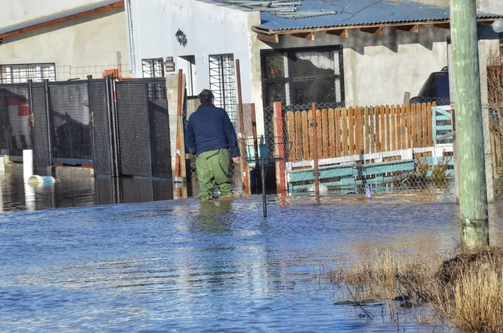 Deshielo y lamento: vecinos de la periferia de Río Gallegos siguen luchando contra las inundaciones