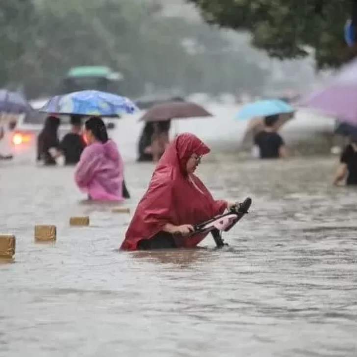 Ciudadanos de China afectados por las inundaciones reflejaron la situación en impactantes videos Ciudadanos de China afectados por las inundaciones reflejaron la situación en impactantes videos