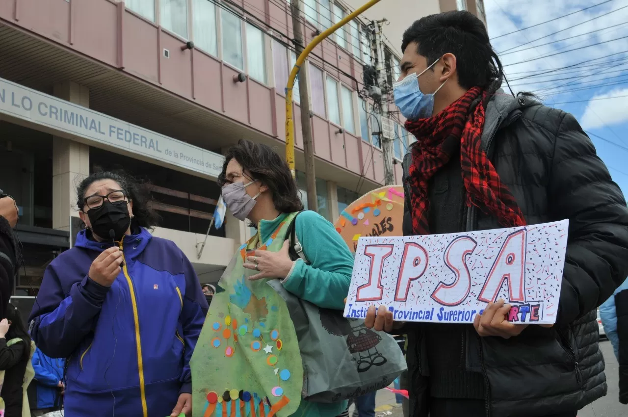 Estudiantes del IPSA piden llamado a elecciones para elegir un nuevo rector Estudiantes del IPSA piden llamado a elecciones para elegir un nuevo rector
