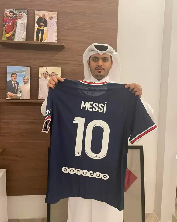 El jeque de Qatar mostró la camiseta 10 del PSG con el nombre de Messi