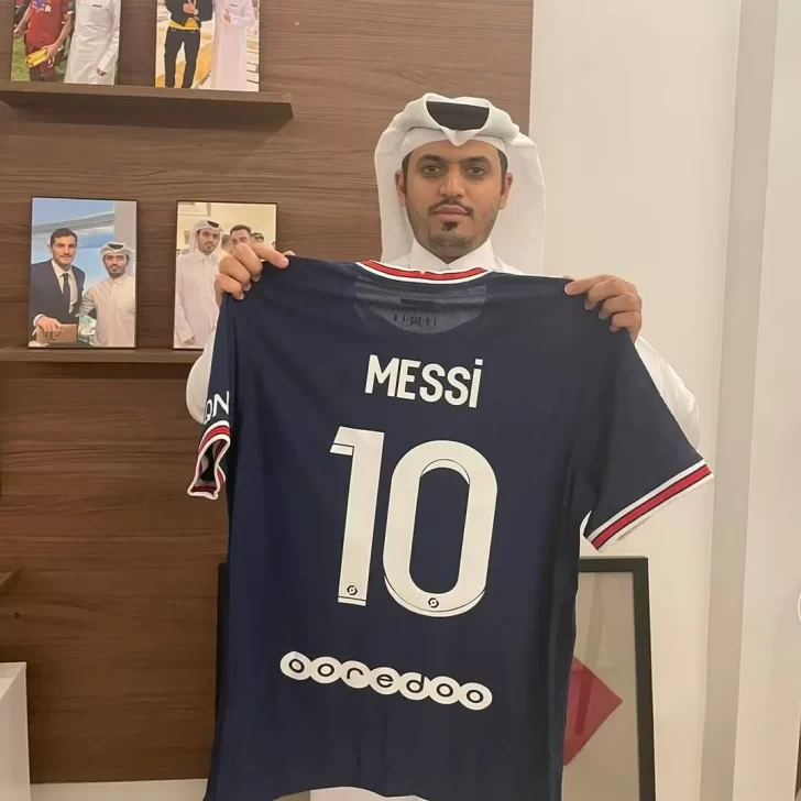El jeque de Qatar mostró la camiseta 10 del PSG con el nombre de Messi