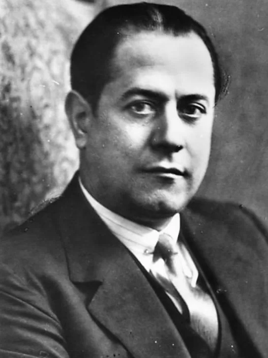 Video. Ofrenda en la tumba del legendario estratega de ajedrez, Juan Capablanca