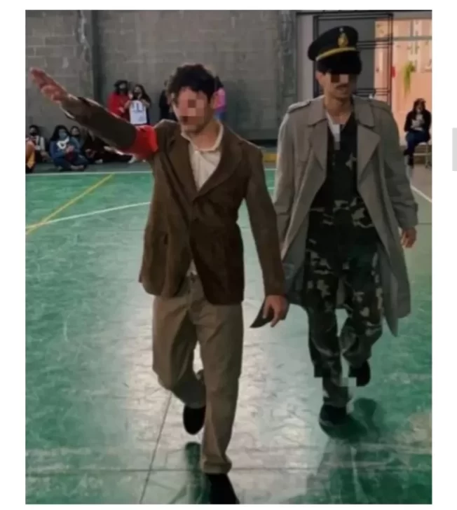 Estudiantina Genocida: Dos jóvenes se disfrazaron de Hitler y Videla en una fiesta escolar Estudiantina Genocida: Dos jóvenes se disfrazaron de Hitler y Videla en una fiesta escolar