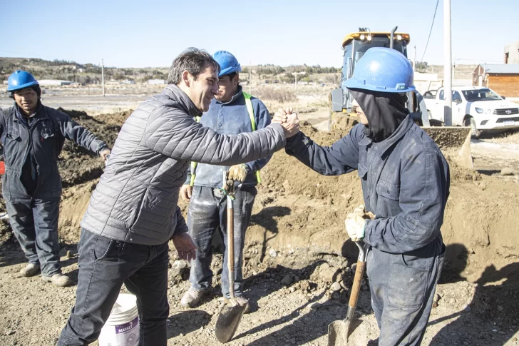 Luque recorrió obras de cloacas y gas en barrios de Comodoro Rivadavia