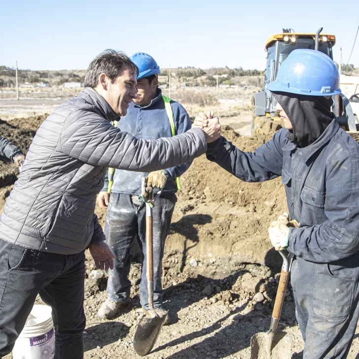 Luque recorrió obras de cloacas y gas en barrios de Comodoro Rivadavia
