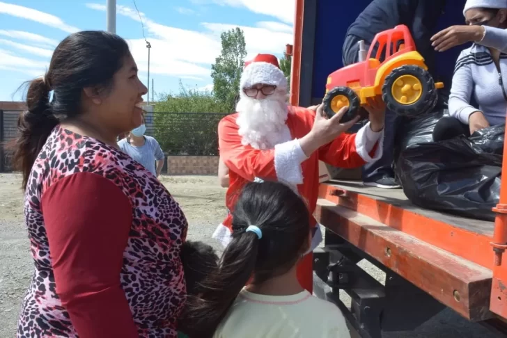 Papá Noel fue furor en Río Gallegos: regaló 120 juguetes en 5 minutos