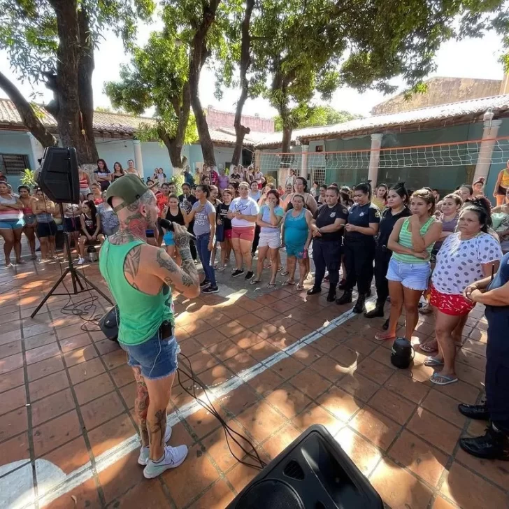Video. Luego de hacer bailar a Río Gallegos, Ke Personajes tocó en una cárcel de mujer en Paraguay Video. Luego de hacer bailar a Río Gallegos, Ke Personajes tocó en una cárcel de mujer en Paraguay