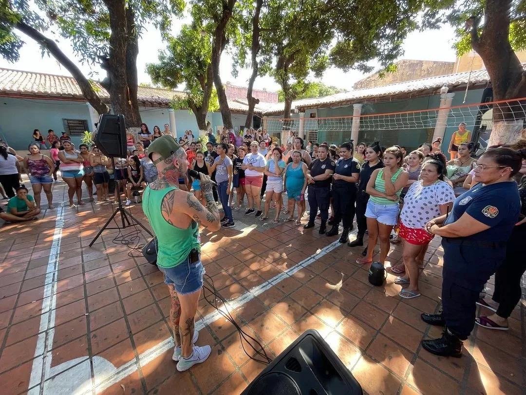 Video. Luego de hacer bailar a Río Gallegos, Ke Personajes tocó en una cárcel de mujer en Paraguay Video. Luego de hacer bailar a Río Gallegos, Ke Personajes tocó en una cárcel de mujer en Paraguay