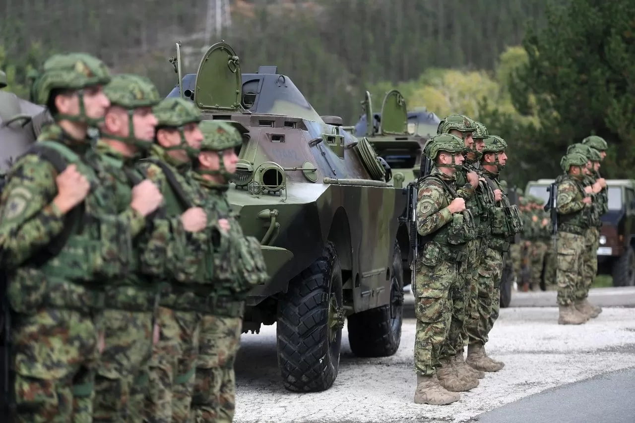 Tensión entre Serbia y Kosovo: trasladan tanques y fuerzas armadas a la frontera