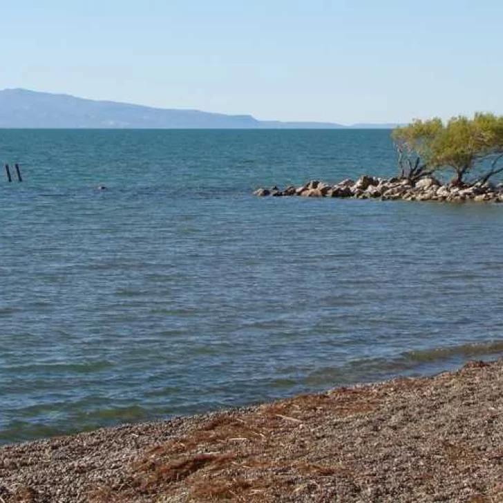 Salió a andar en kayak y no pudo regresar a causa de los fuertes vientos Salió a andar en kayak y no pudo regresar a causa de los fuertes vientos