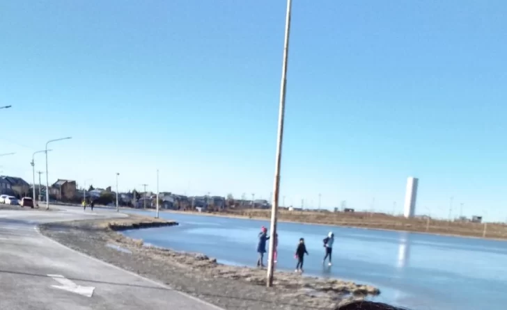 Policía sacó a familias completas que patinaban en la laguna Ortíz