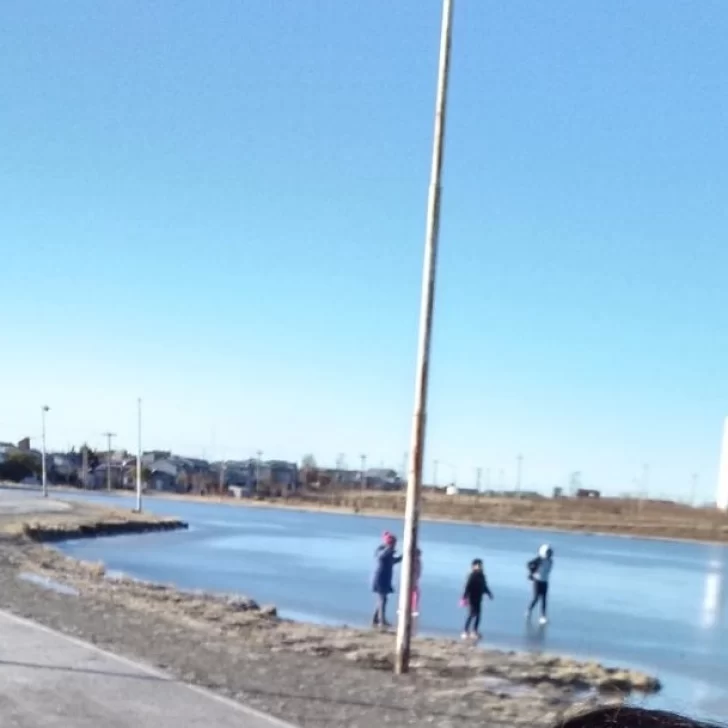 Policía sacó a familias completas que patinaban en la laguna Ortíz
