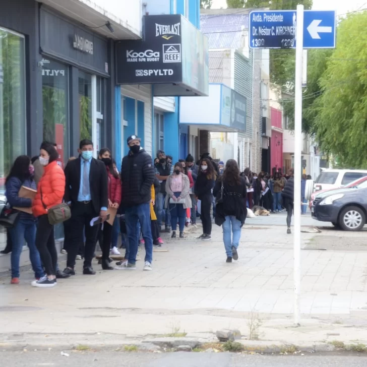 Larguísima fila de gente busca conseguir trabajo en una nueva tienda en Río Gallegos