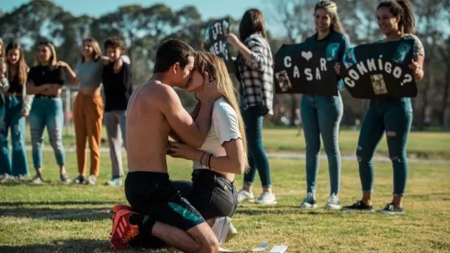 Inesperada propuesta: Le pidió casamiento a su novio luego de que terminó de jugar un partido de fútbol