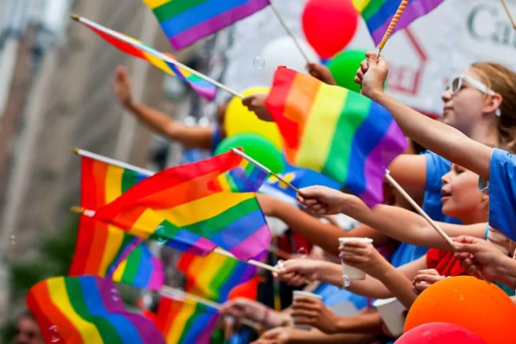 Organizaciones LGBTIQ+ convocan banderazo por ley de cupo e inclusión laboral trans en todo el país