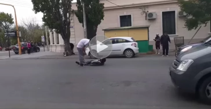 Video. Malabarista en bicicleta derribó de un golpe a limpiavidrios y lo dejó tendido en la calle