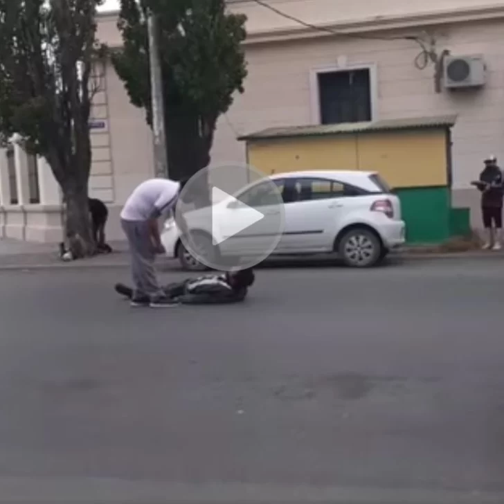 Video. Malabarista en bicicleta derribó de un golpe a limpiavidrios y lo dejó tendido en la calle