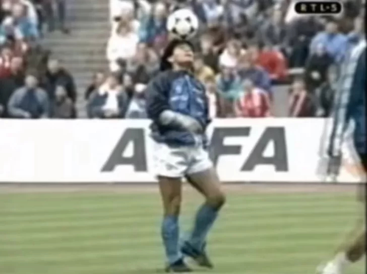 Más vivo que nunca: Maradona baila “Live is life” en el mejor calentamiento de la historia del fútbol