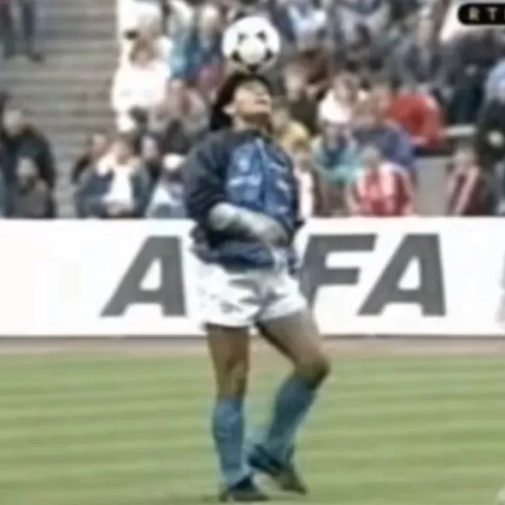 Más vivo que nunca: Maradona baila “Live is life” en el mejor calentamiento de la historia del fútbol