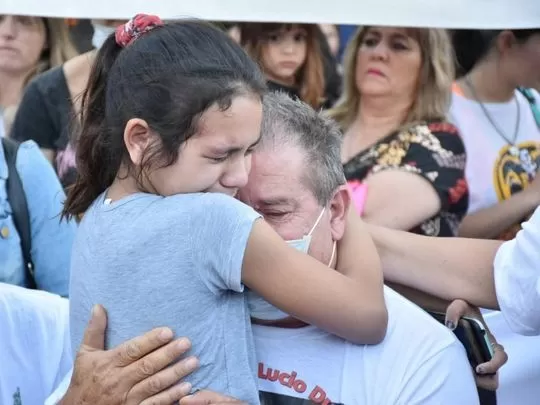 Crimen de Lucio Dupuy: imágenes desgarradoras del momento en el que la familia despide sus restos
